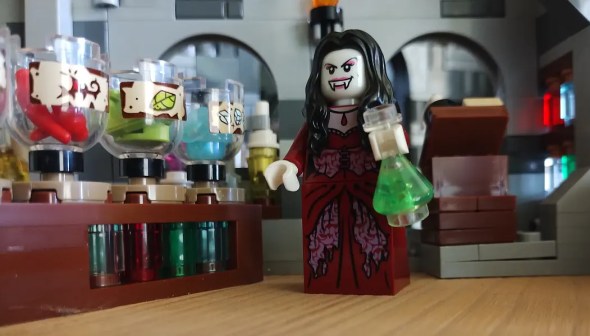 LEgofigur einer Vapirin in einem alchemistischen LAbor