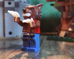Eine Legofigur eines Werwolfs vor einem Baum und einer Ruine